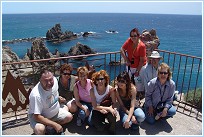 Algunos de los asistentes a la visita guiada al Parque Natural de Cabo de Gata Nijar, en el mirador del Arrecife de las Sirenas. © Foto: Antonio Martínez Cano
