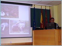 El Dr. Pedro S�nchez G�mez durante el transcurso de la charla